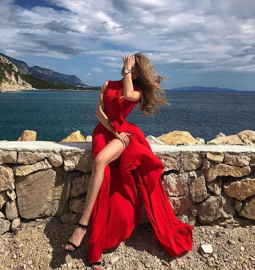 Widok zapiera dech w piersiach! Śliczna modelka disco polo odważnie odsłoniła swoje zgrabne ciało!